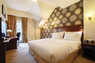 Отель DoubleTree by Hilton Hotel Sighisoara - Cavaler Сигишоара Стандартный номер с кроватью размера «king-size»-1