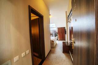 Отель DoubleTree by Hilton Hotel Sighisoara - Cavaler Сигишоара Стандартный номер с кроватью размера «queen-size»-1