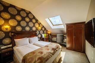 Отель DoubleTree by Hilton Hotel Sighisoara - Cavaler Сигишоара Стандартный номер с кроватью размера «queen-size»-2