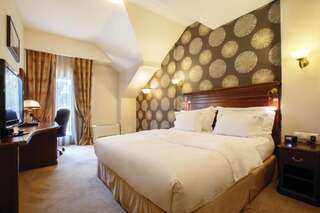 Отель DoubleTree by Hilton Hotel Sighisoara - Cavaler Сигишоара Стандартный номер с кроватью размера «king-size»-2